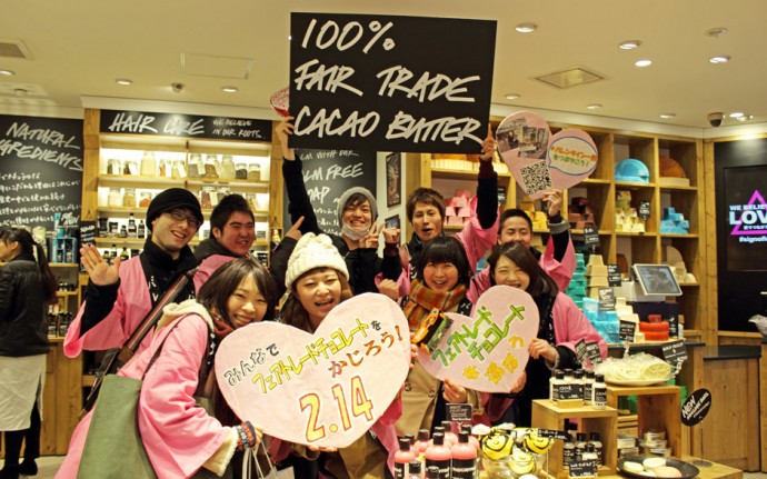 フェアトレードのカカオバターを使った商品を販売するラッシュ・ジャパン新宿駅前店で「バレンタイン一揆」！