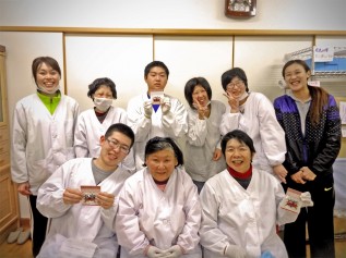 「しあわせを運ぶ てんとう虫チョコ」の包装・発送作業をしてくださっている「あすなろホーム」のみなさん