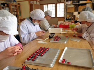 「しあわせを運ぶ てんとう虫チョコ」包装作業の様子