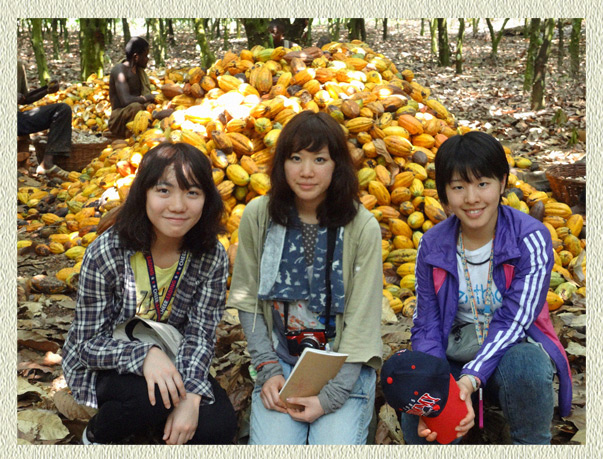ガーナを訪問した3人の日本の高校生と大学生たち