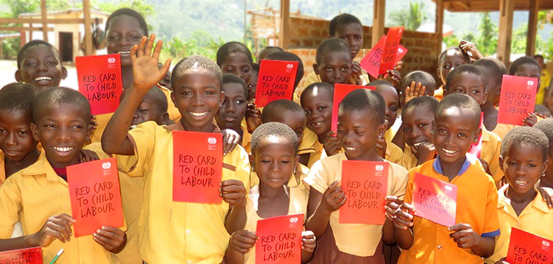 国際労働機関（ILO）が呼びかける「レッドカードキャンペーン」に賛同してくれたACE支援地区の子どもたち