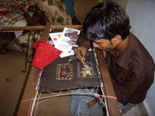 タラ・プロジェクトの職人による刺繍作業の様子