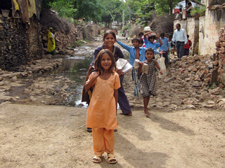 舗装された通学路で学校へ登校する子どもたち