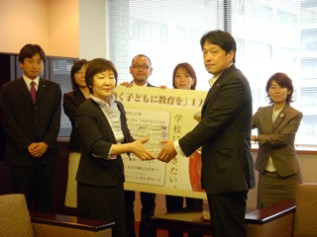 児童労働ネットワーク代表堀内から小野寺外務副大臣へ署名を手渡し