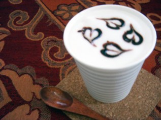 フェアトレード・コーヒーを使ったデザインカプチーノ