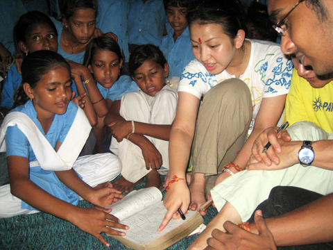 インドの子どもたちと交流するスタディツアー参加者