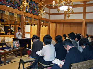 お寺の本堂にて報告会を開催