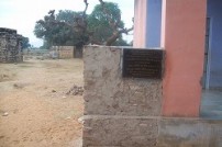 建設中の学校の塀（ｉ村）