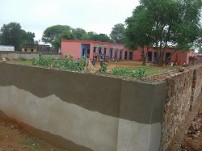 建設中の校舎の壁
