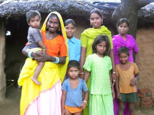 カーペット織りや家事手伝いなどで学齢期を過ぎた女の子たちとその家族