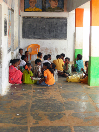廊下で授業をしている村の小学校