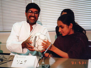 2001年に来日し記者会見でサッカーボール縫いの児童労働を話してくれたインドの女の子