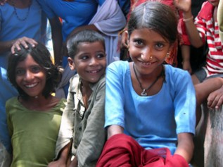 インド「子どもにやさしい村」プロジェクトを子どもたちを学校へ通えるよう支援