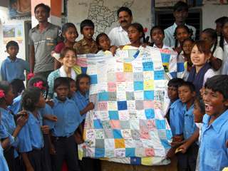 インドのコットン生産地域の子どもたちに巨大Tシャツをプレゼント