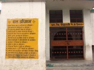 村の小学校の壁には 「子どもの権利」について書かれている 