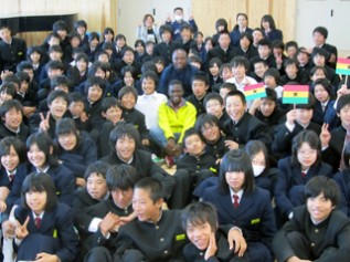 訪問した三重県の中学校で生徒たちと記念写真