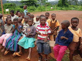 集会に集まったガーナの子どもたちはお祭り気分