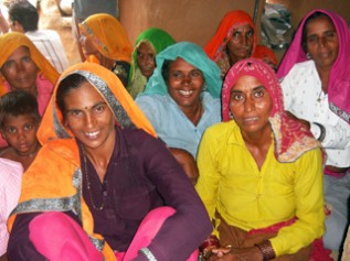 「子どもにやさしい村」プロジェクトでは女性たちのエンパワーメントにも取り組んでいます