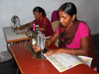 縫製・刺繍の職業訓練を受ける女の子たち