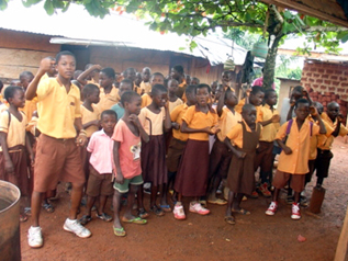村の開発委員会の自宅前で学校の環境整備を訴える子どもたち