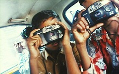 カメラを向けるインド売春窟の子どもたち