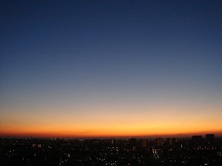 成田空港から見えた日の出を思わずデジカメで撮影