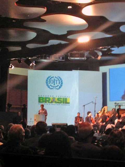 オープニングセレモニーでスピーチするブラジルのジルマ・ルセフ大統領