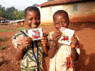ガーナの子どもたちに「てんとう虫チョコ」を持ってもらい記念撮影