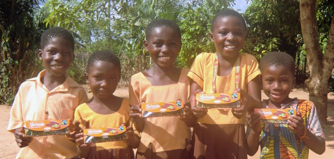 ガーナの子どもたちに森永チョコレート＜1チョコfor1スマイル＞を持ってもらいました