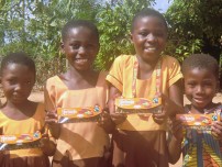 ガーナの子どもたちに森永チョコレート＜1チョコfor1スマイル＞を持ってもらいました