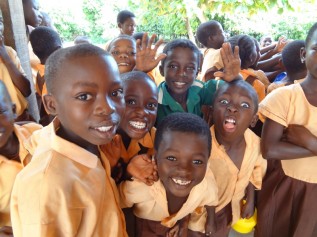 ACEはガーナのカカオ生産地区の子どもたちを支援しています