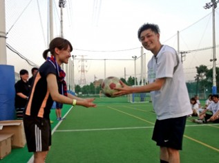 試合球で使用したフェアトレードボールを景品として参加者へ授与