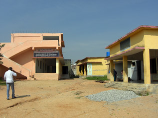 B村の一番大きな公立学校