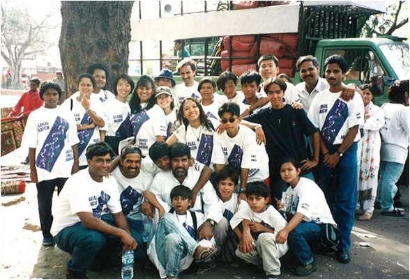 1998年、インドで実施された「グローバルマーチ」に参加しているノーベル平和賞を受賞したカイラシュ・サティヤルティさん（中央）と、ACE代表 岩附由香（左後方）
