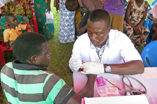 ガーナでの健康診断（マラリア検査の様子）