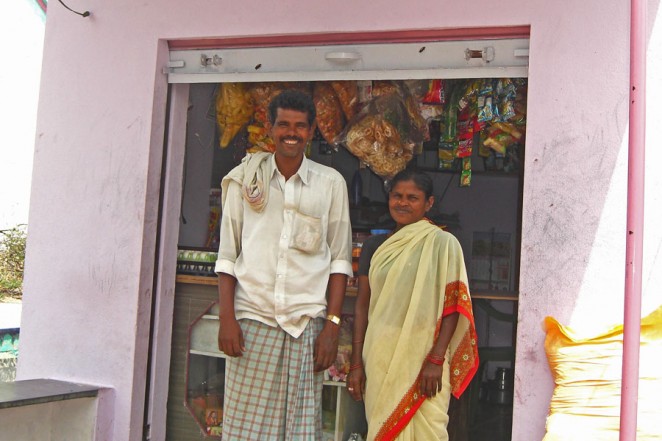 大きな店を建てたヤヴァラジさん(左)とデヴェナンマさん（右）