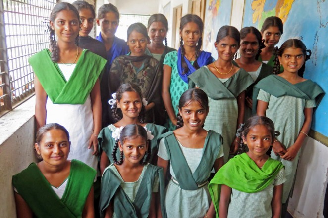 近隣の中等学校に進学した村の子どもたち（2015年6月）