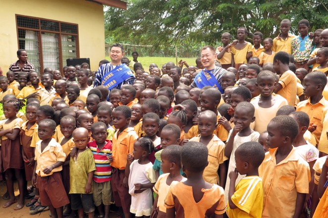 支援者の貴志さんと、ガーナの村を訪ねてきました