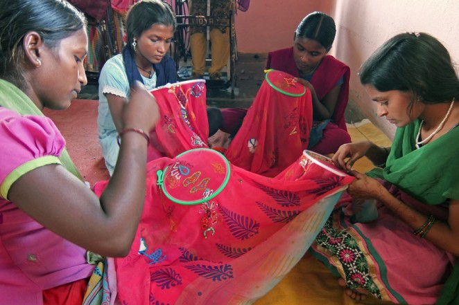職業訓練センターで学ぶ刺繍の技術を学んでいる女の子たち