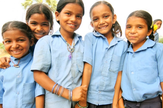 インド・コットン生産地域で、正規の学校への編入を支援するブリッジスクールに通う子どもたち