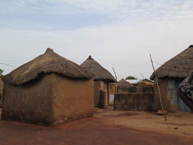ガーナ北部の様子。茅葺屋根の住居が立ち並ぶ