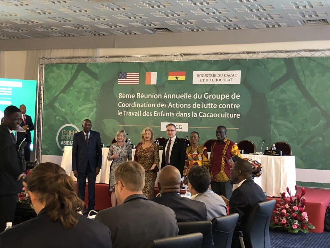 会議の主要メンバーである、コートジボワール政府、ガーナ政府、米国労働省、チョコレート・カカオ産業の代表者。左から3番目は会議のホストであるコートジボワールの大統領夫人。