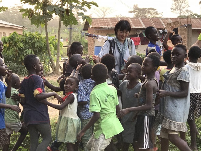 安田菜津紀さん（中央）とガーナACE支援地の村の子どもたち