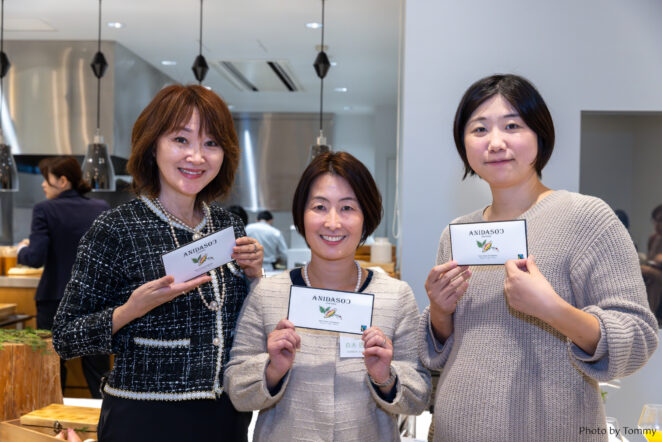 写真左からチョコレートジャーナリスト市川歩美さん、ACE副代表白木朋子、クラウン製菓 取締役兼工場長の鶴田絹さん
