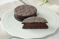 ナチュラルローソン　ショコラクッキーサンド