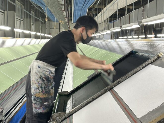 染工場で職人が作業をする様子