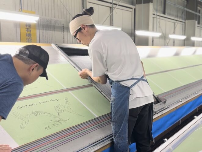 染工場で職人たちが作業をする様子