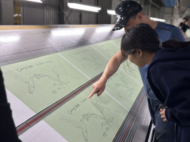 染工場で職人が作業をする様子を見学するACEスタッフ